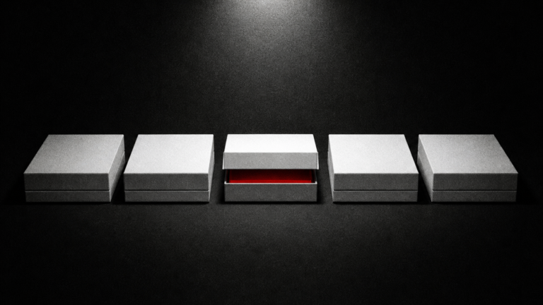 Cinco caixas idênticas com uma aberta revelando interior vermelho — representando diferenciação entre empresas de identidade visual — Rebellum Studio