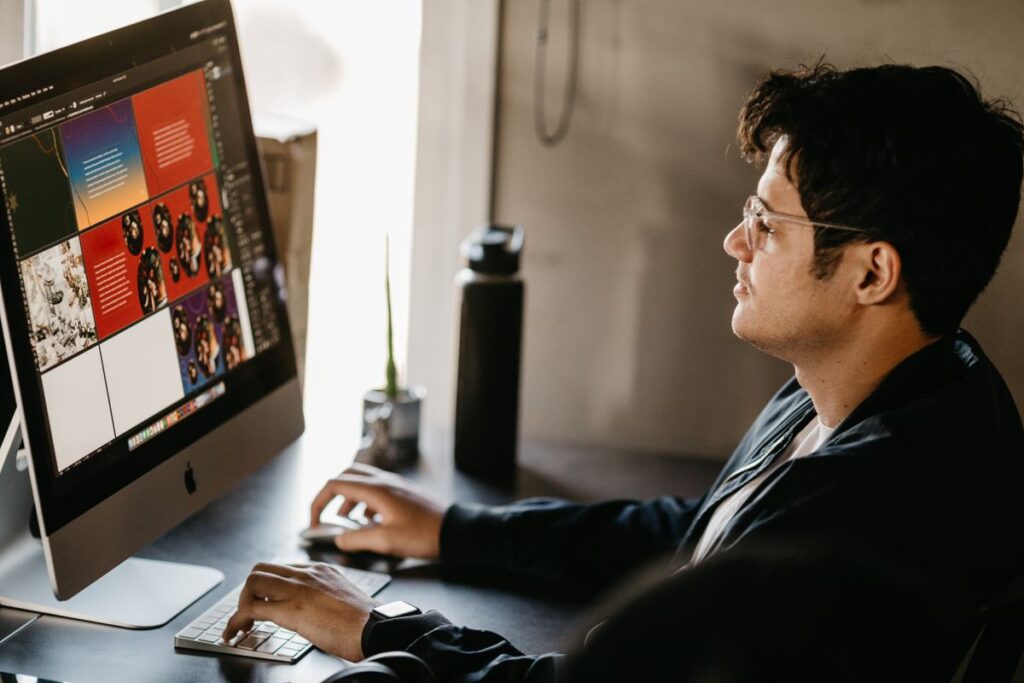 Agência de Branding vs. Designer Freelancer: Como Escolher Sem Comprometer a Consistência da Marca