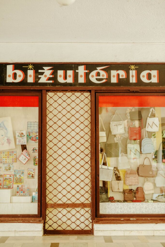 7 Sinais de Que Sua Marca Está Desatualizada (E Já Está Custando Clientes)