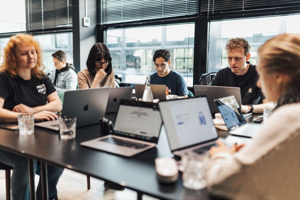 Onboarding de Marca: Como Novos Funcionários Aprendem (ou Não) o Tom da Empresa