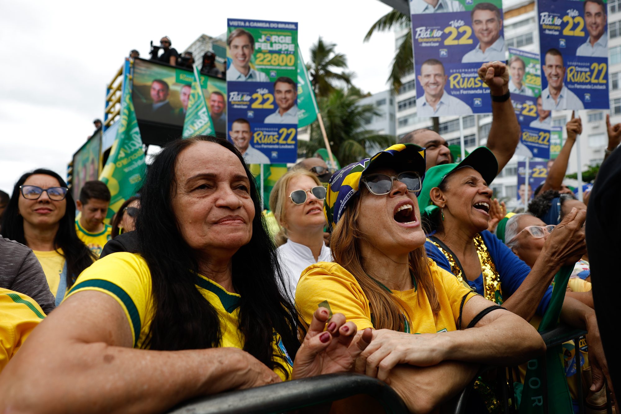 Apoiadoras de Flávio Bolsonaro de verde e amarelo no lançamento da campanha em Copacabana (RJ), em 16 de agosto de 2026