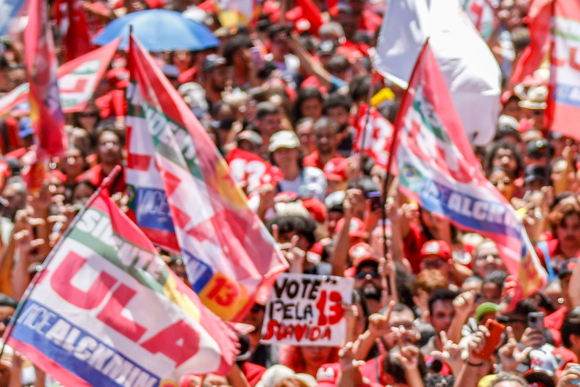 Apoiadores de Lula com bandeiras vermelhas e cartazes da campanha em ato na Ceilândia (DF), em 9 de outubro de 2026