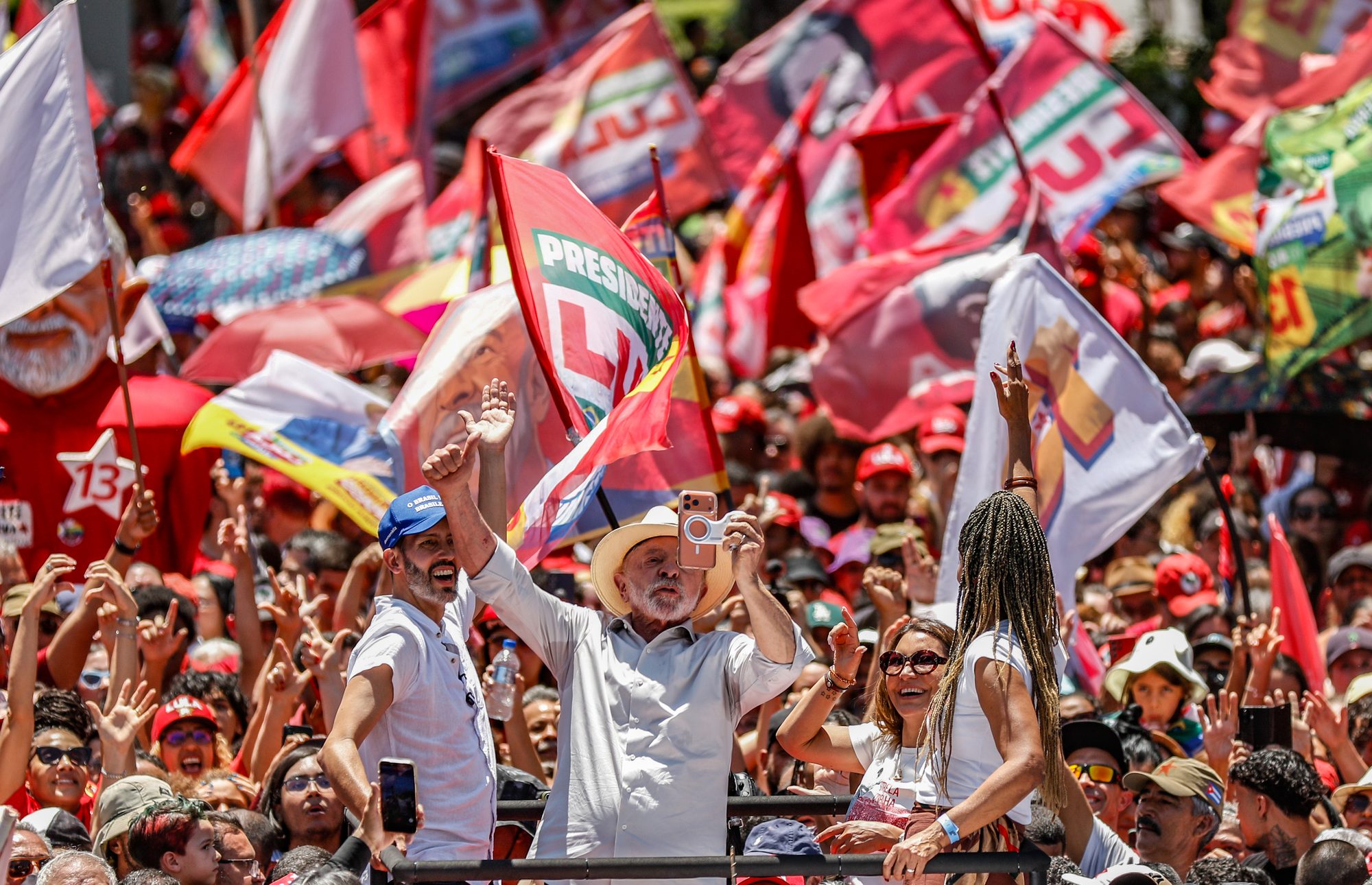 Lula acena para apoiadores durante ato de campanha na Ceilândia (DF), em 9 de outubro de 2026